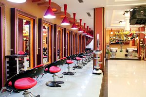 唐山牛燕美容美發(fā)設(shè)計培訓(xùn)學(xué)校怎么樣？現(xiàn)在美容美發(fā)行業(yè)發(fā)展怎么樣？