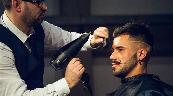 在唐山想成為資深發(fā)型師去哪里學(xué)？