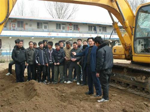 挖掘機能做哪些工作？濟南駿大挖掘機學(xué)校幫你神“挖”一下