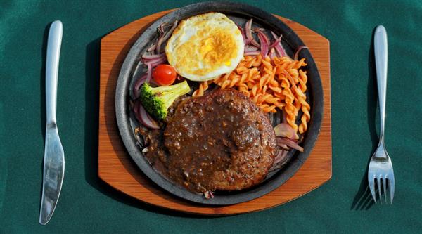 如何做出可媲美五星酒店餐廳出品的牛排？青島滿天星來(lái)教你！