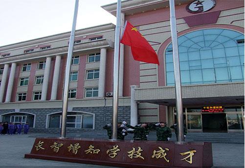 保定新興工業(yè)技工學(xué)校是全日制學(xué)校嗎？學(xué)校提供住宿嗎？