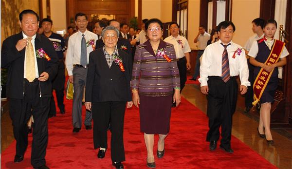 全國政協(xié)副主席錢正英（左一）、十五屆中央委員顧秀蓮（左三）、國務(wù)院扶貧主任，政協(xié)常委胡富國（左一）、北方汽車專修學(xué)校曹振峰董事長（右一）在人民大會堂共同出席北方學(xué)校七千萬扶貧工程